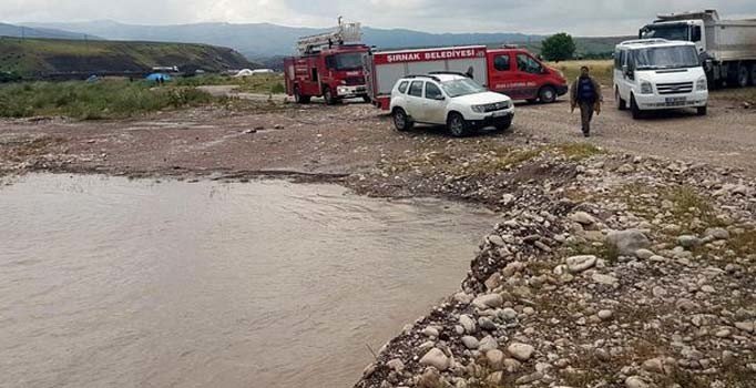 Cizre'de otomobil sele kapıldı: 2 ölü