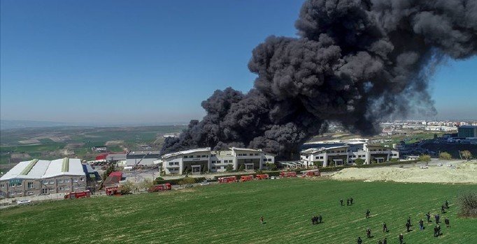 Hadımköy'deki fabrika yangını tamamen söndürüldü