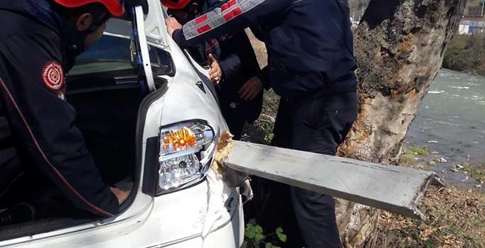 Trabzon’da feci kaza, karnına bariyer saplandı