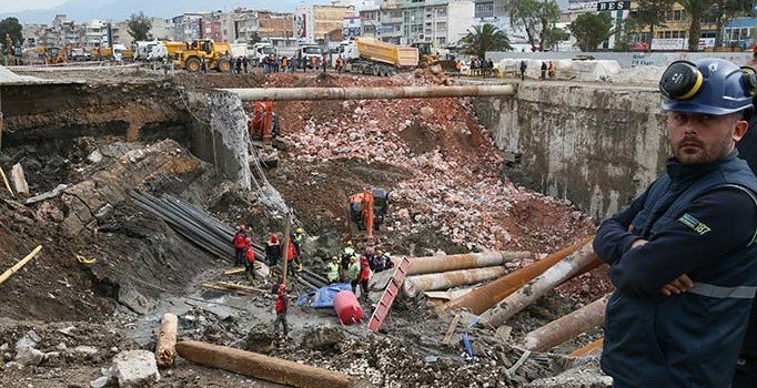 İzmir'deki göçükte arama çalışmaları devam ediyor: Canlı olma ihtimalleri var