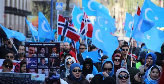 Çin zulmü İsveç'te de protesto edildi: Masumların sesi olun