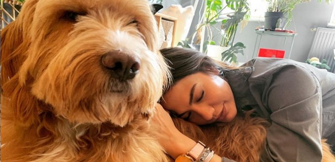 Demet Özdemir sevimli köpeğiyle poz verdi