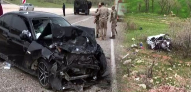 Diyarbakır'da otomobiller kafa kafaya çarpıştı