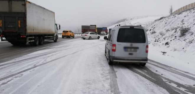 Kar yağışı ve buzlanma nedeniyle araçlar kaydı