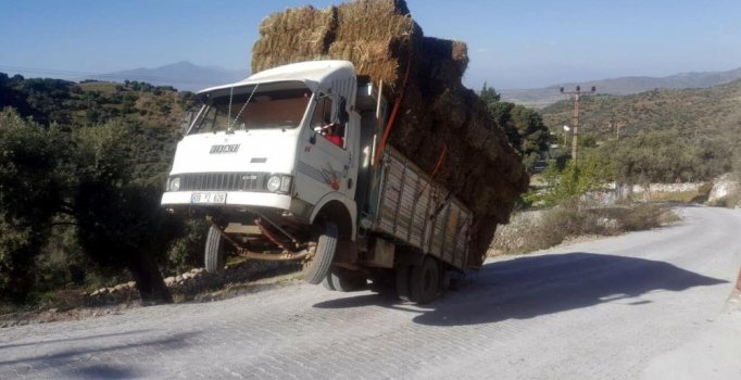 Rampa çıkan kamyon iki tekerlek üzerinde kaldı