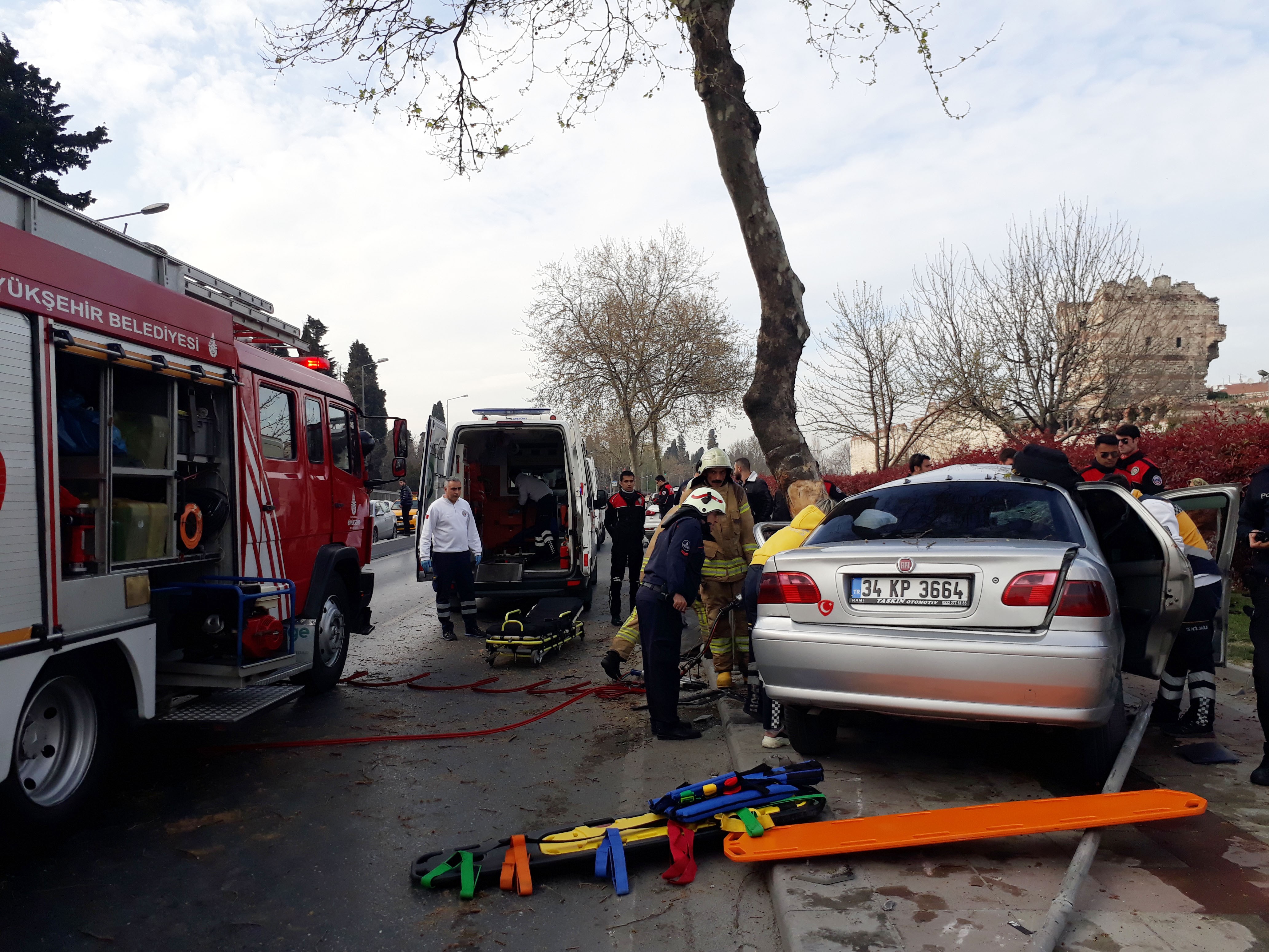 FATİH'TE SIKIŞMALI KAZA: 2'Sİ AĞIR 5 YARALI KAZAYA YOL AÇAN SÜRÜCÜ OLAY YERİNDEN KAÇTI