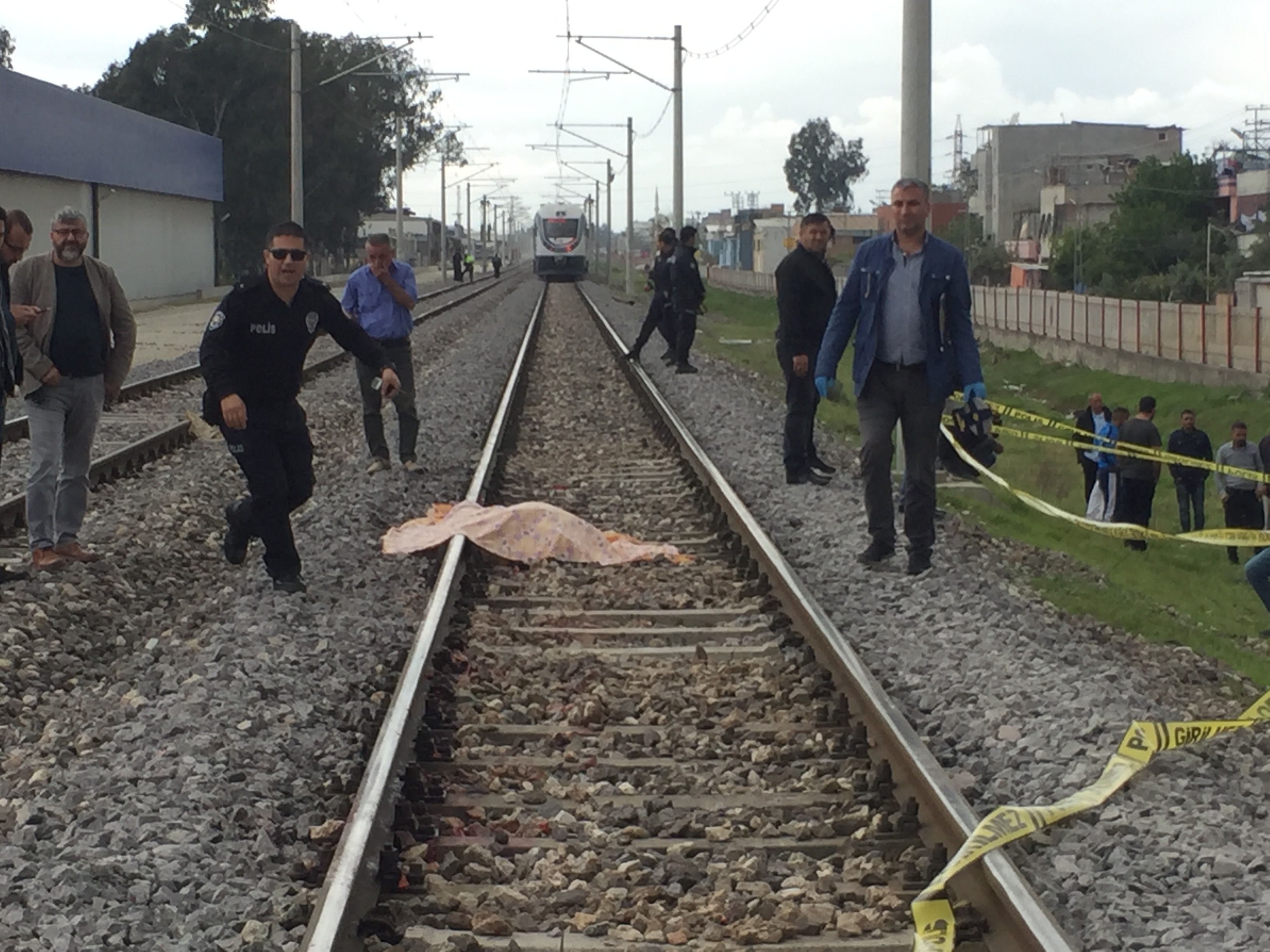 TRENİN ÖNÜNE ATLAYARAK İNTİHAR ETTİ