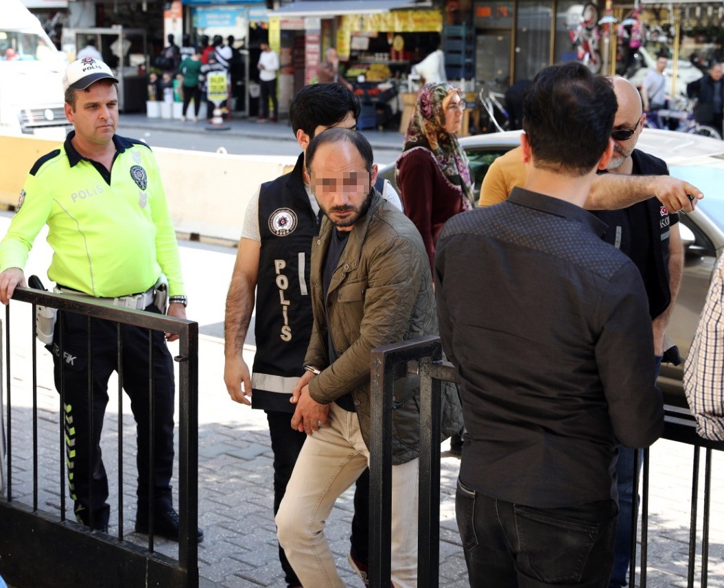 FETÖ'NÜN BÜYÜK BÖLGE MUHASEBECİSİ YAKALANDI ADANA'DA FETÖ'NÜN SÖZDE SEYHAN EYALETİNİN BÜYÜK BÖLGE MUHASEBECİSİ OLDUĞU İLERİ SÜRÜLEN ŞÜPHELİ GÖZALTINA ALINDI