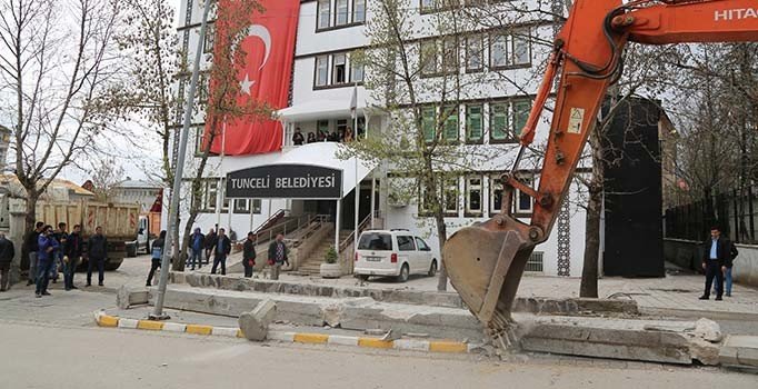 TKP'li Başkan Maçoğlu, Tunceli Belediyesi önündeki duvarları yıktırdı