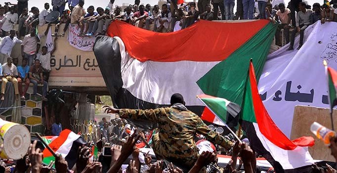 Sudan'da askerler, göstericilere müdahale etmeye başladı