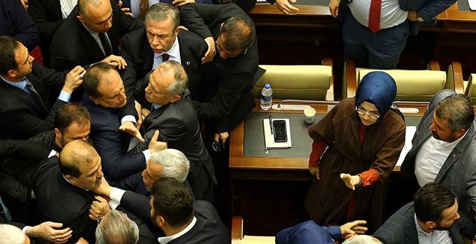 Mansur Yavaş'ın tasfiye kararı belediye meclisinde gerilime neden oldu