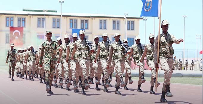 Somali'deki Türk Harp Okulu ilk mezunlarını verdi