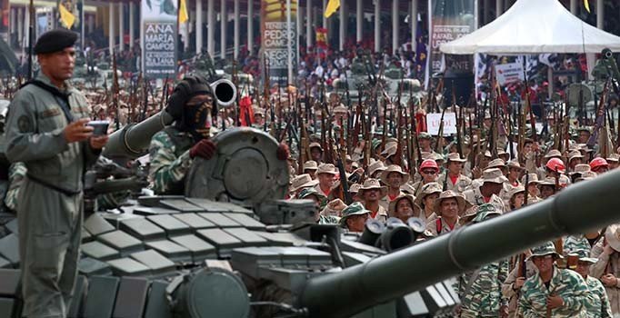 Venezuela'da gövde gösterisi: Bolivarcı milis sayısı 2 milyonu aştı