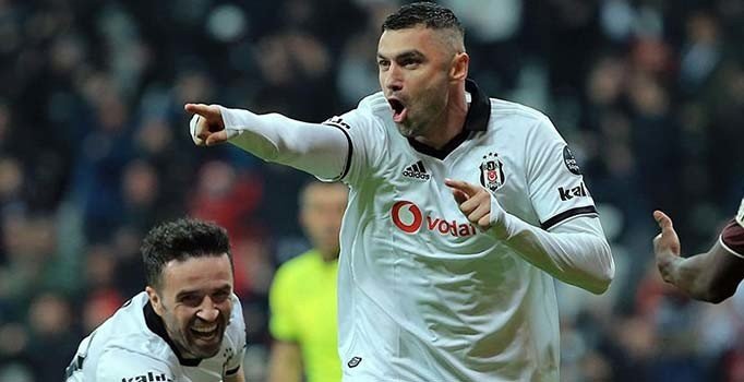 Burak Yılmaz, performansıyla parmak ısırtıyor