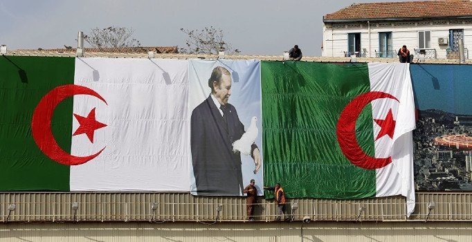 Cezayir'de ordu geçiş sürecine destek verecek