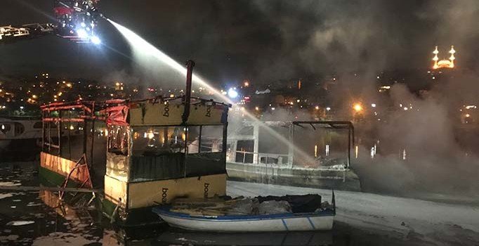 Haliç'te korkutan yangın: Kafe olarak kullanılan 2 tekne küle döndü