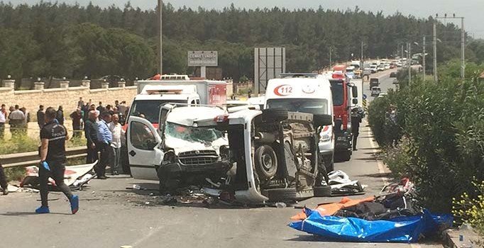İzmir Buca'da feci kaza: Ölü ve yaralılar var