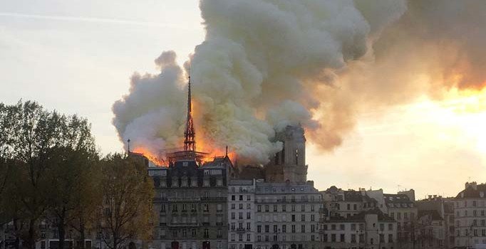 Son dakika! Paris'in simgelerinden Notre Dame Katedrali’nde yangın