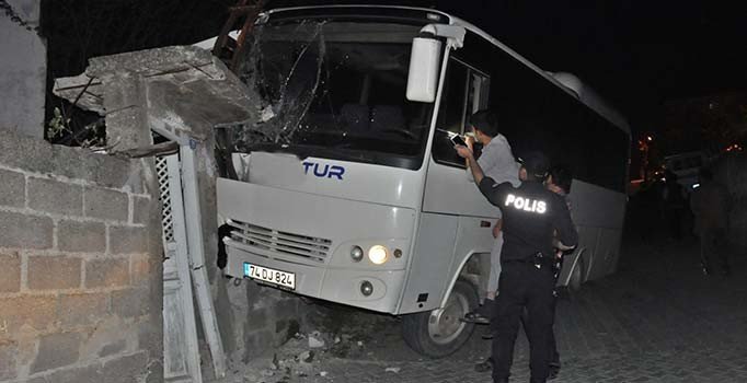 Park halindeki midibüs kendiliğinden hareket edip duvara çıktı