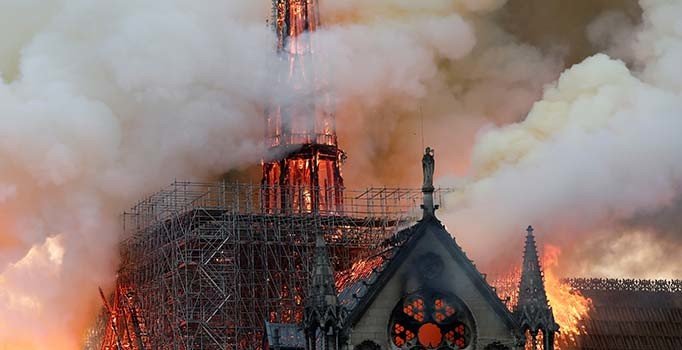 Notre Dame Katedrali'nin yeniden inşası için yasa tasarısı