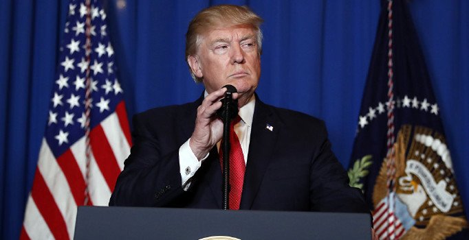 Trump'a cep telefonu fırlattı