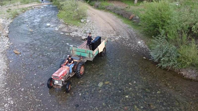 Ödüllü piyanist, konser alanına traktör römorkunda geldi