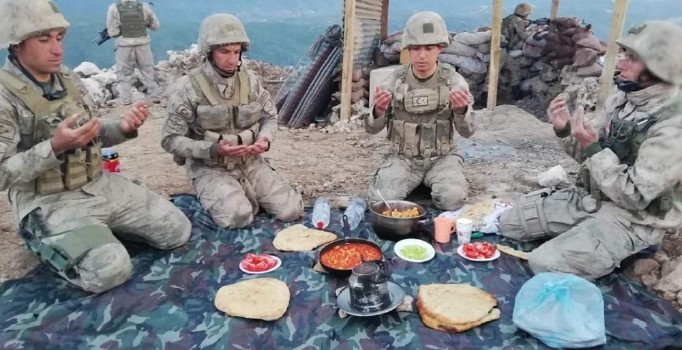 Siirt’te Mehmetçik sınır nöbetinde iftarını açıyor