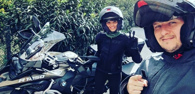 Şahan Gökbakar eşiyle motosiklet turuna çıktı