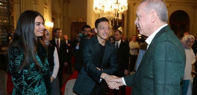 Amine ile Mesut düğün hazırlıklarını gizlilikle yürütüyor