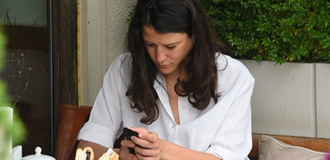 Ayşe Boyner başını telefondan kaldırmadı!