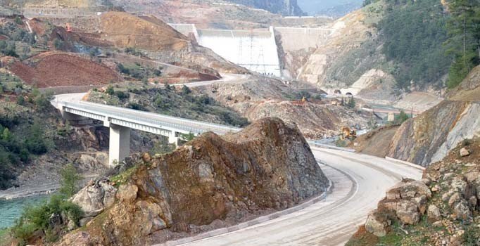 Adana'da facia yaşanan barajın kapağı yine patladı