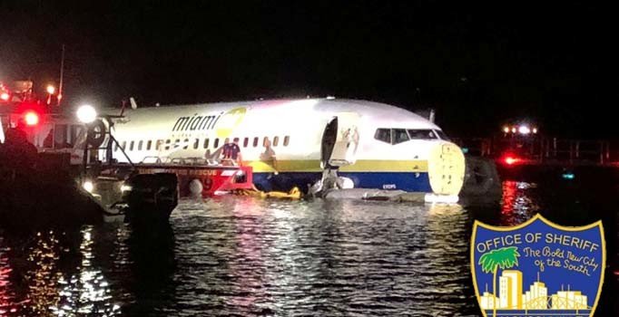 Boeing 737 uçağı Florida'da pistten çıkarak nehre uçtu