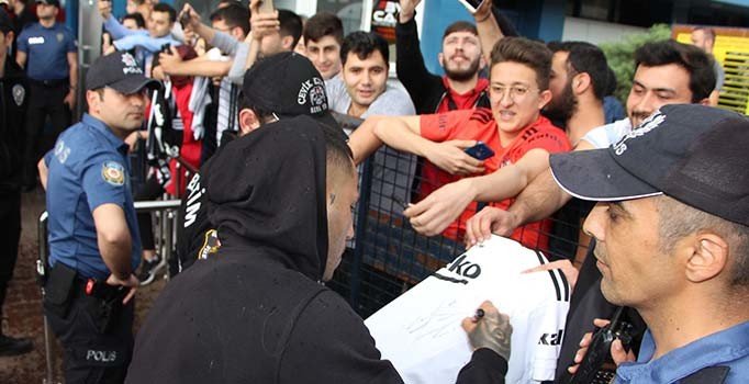 Beşiktaş kafilesi zorlu karşılaşma için Trabzon’a geldi