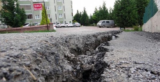 Karabük’te iki sitenin bahçesinde çökme meydana geldi, yolda çatlak oluştu