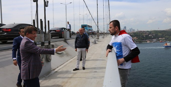 15 Temmuz Şehitler Köprüsü'nde intihar etmek isteyen kişiyi Ahmet Davutoğlu ikna etti