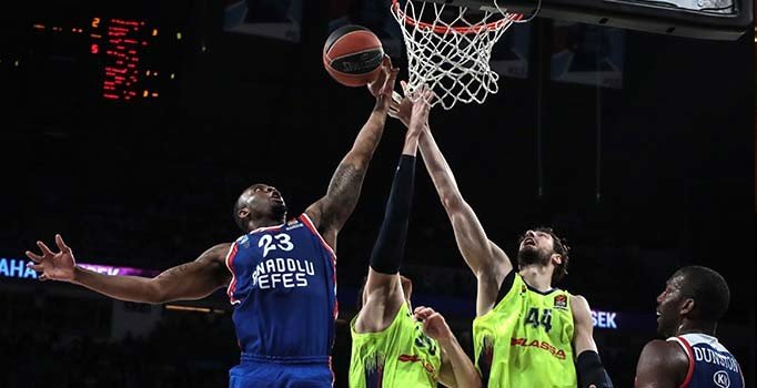 EuroLeague'de Anadolu Efes Barcelona'yı eleyerek Final Four'a kaldı