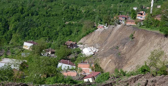 Ordu’da heyelan: 15 ev yıkıldı