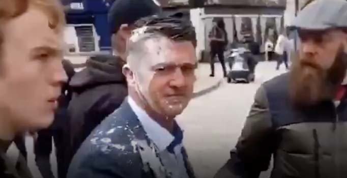 İngiliz siyasetçi Tommy Robinson, protestocu genci yumrukladı