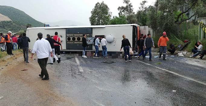 Milas'ta yolcu otobüsü devrildi: 2 ölü, 43 yaralı