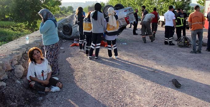 Acı bekleyiş... Kazada ölen eşi araçtan çıkartılana kadar ambülansa binmedi