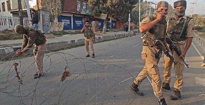 Cammu Keşmir'de çatışma: 1 ölü, 50'den fazla yaralı