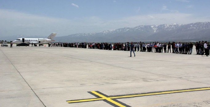 Binali Yıldırım, hemşehrileriyle tek tek tokalaştı: Memlekete veda 1 saat 8 dakika sürdü