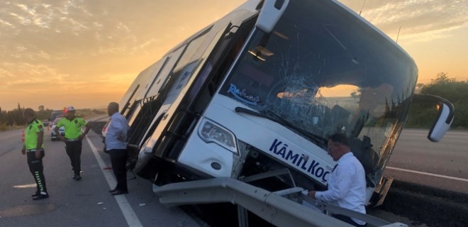 Yolcu otobüsü kaza yaptı: 40 yolcu ölümden döndü!