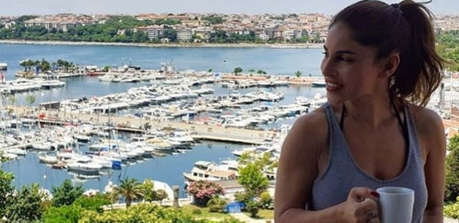 Irmak Ünal İstanbul'un keyfini çıkarıyor