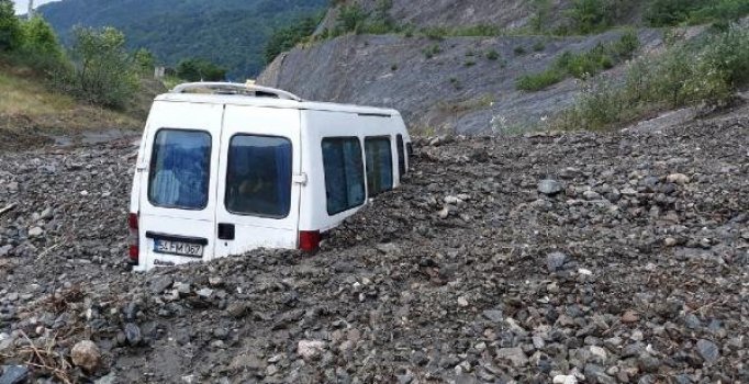 Sakarya'da minibüs kayan toprağın altında kaldı, sürücü kurtarıldı