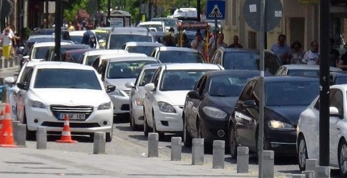 Tatilcilerin dönüş yoğunluğu başladı 2 kilometrelik kuyruk oluştu