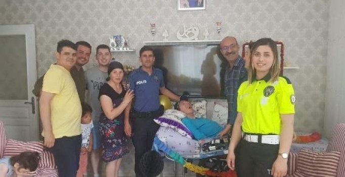 Polislerden yatağa bağlı yaşayan Ulaş Can'a sürpriz