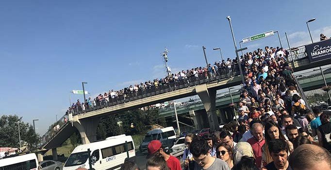 Metrobüs duraklarında insan seli