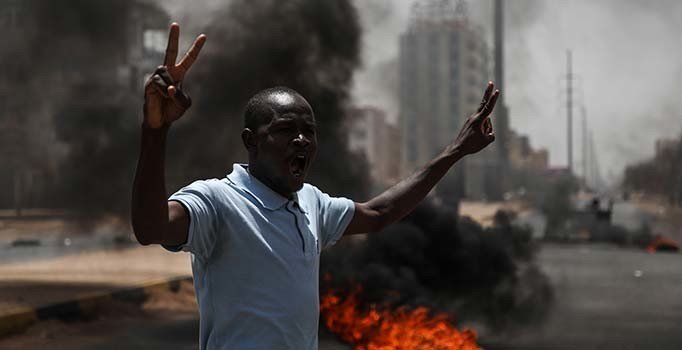 Afrika Birliği Sudan'ın üyeliğini askıya aldı