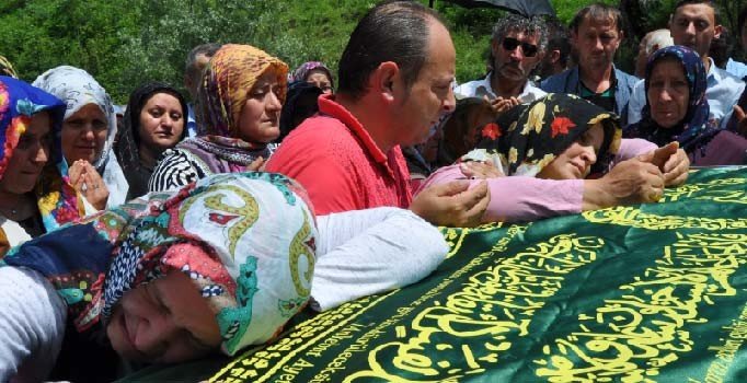 Sel kurbanı küçük İsa'nın cenazesi Bartın'da toprağa verildi